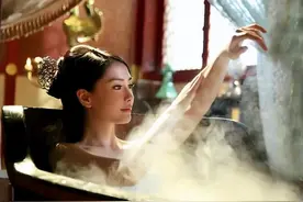 民间故事：男子偷看妇人洗澡吓瘫，妇人：快进屋说话图片