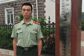 天津爆炸案幸存者，全队27人只有他一人平安，被网友指责苟且偷生图片