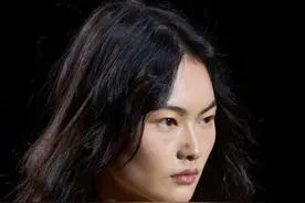 贺聪国外走秀放飞自我，上身一丝不挂靠手捂胸，锁骨突出瘦到脱相图片