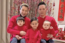 胡杏儿丈夫春节晒全家福，一家五口穿亲子装，豪宅客厅装修简约图片