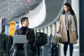 异性交往：女人如果真心喜欢你，一定会为你做这些事情图片