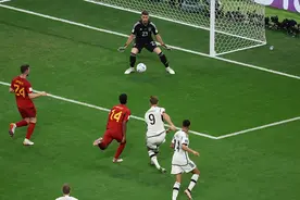 争议！西班牙禁区内手球裁判无表示，不看VAR，德国本有望拿走3分图片