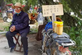 92岁老人养蜂77年，看他如何鉴别蜂蜜真假，办法很简单图片