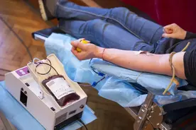 和艾滋病患者发生亲密关系就一定会感染？血检测不出HIV时就能献血？图片