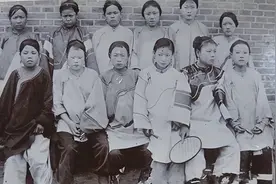她15岁靠三寸金莲”嫁入豪门，脚裹着从不洗，90年只给丈夫看过图片