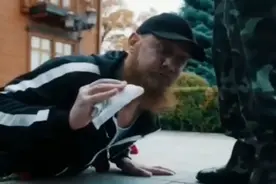 乌克兰发视频：“卡德罗夫”被活捉，跪在地上给“死人”擦鞋图片