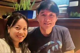61岁周华健长居美国！与女儿女婿在小饭馆用餐，身材壮硕满脸通红图片