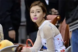 吴迪：易建联的老板娘，负责处理广东宏远事务，对待球员尽职尽责图片