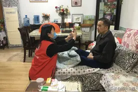 高龄老人不便出门办手续“沣”小妹上门帮办解民忧图片