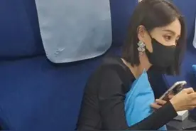 李一桐因没素质登上热搜！坐飞机脱鞋光脚踩座椅，味道难闻被指责图片