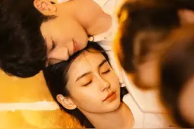 00后小奶狗赖冠霖“恋”上杨颖，女方埋颈缩怀里时，男方耳朵红了图片