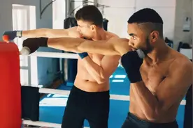 黑人为何那么强壮？美国白人：黑人更像超人图片