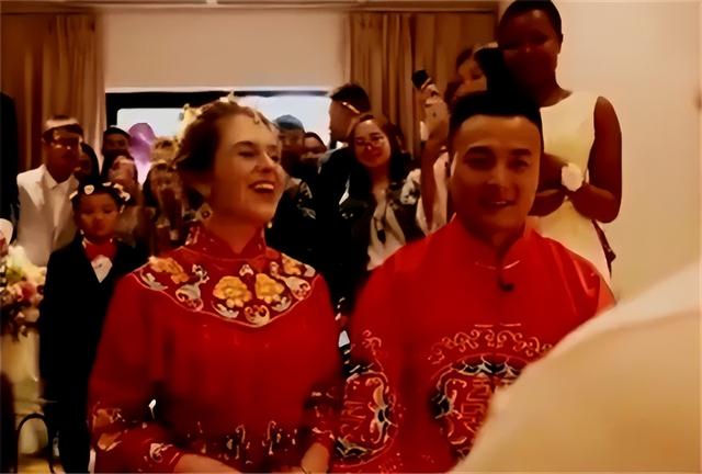 英国女孩嫁给成都小伙，上婆婆家叫爸妈不习惯，英国直接叫名字