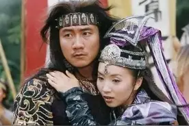 演员胡军：喝酒娶了小师妹，婚后绯闻不断却和妻子恩爱23年图片