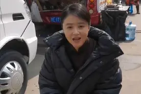 蒋欣在片场素颜跨坐凳子抖腿，丝毫不顾明星形象，被网友夸接地气图片