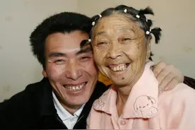 26岁小伙娶58岁“舅妈”，26年过去了，这对老妻少夫如今怎样了？图片