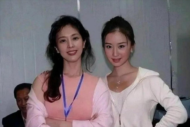 刘亦菲的妈妈刘晓莉：两婚两离，至今单身，长得比女儿还漂亮