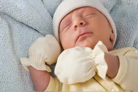 儿媳说要顺产，强势婆婆却要剖腹产，还把孙子霸占走了图片