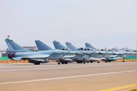 超大副油箱、增加内油和空中加油，盘点为增加歼10航程所做的尝试图片