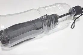 塑料瓶不要扔，改造成雨伞保管箱，家家户户用的到图片