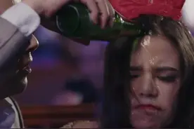 饭局领导将酒故意泼在你脸上 怎么办!图片