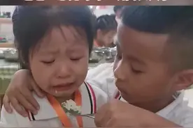 #妹妹第一天上学一直哭闹，大班哥哥跑来抱着她自己喂饭图片