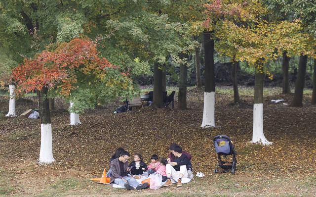 【图集】冬日暖阳 月亮湖公园里游客多