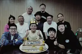 老戏骨张国立近况曝光，与德云社演员齐聚会，郭德纲也在现场图片