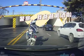酒驾遇查，夫妻换驾，萌娃大喊：警察警察，我爸喝酒啦！图片