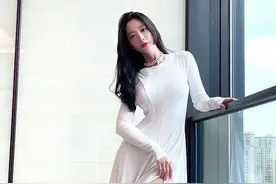 克拉拉不愧是亚洲第一美女，穿开衩裙秀尤物身材，很少有人比得过图片