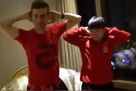 回顾莎莎趣事两件：一是和伊藤比腿粗，第二是和老外一起扭臀跳舞图片