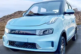 2款可载5人的四轮老年代步车，有空调，还能油电两用，适合老年人图片