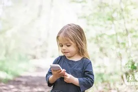 “出去浪”和“宅在家”的孩子，长大后谁更有出息？现实打脸父母图片