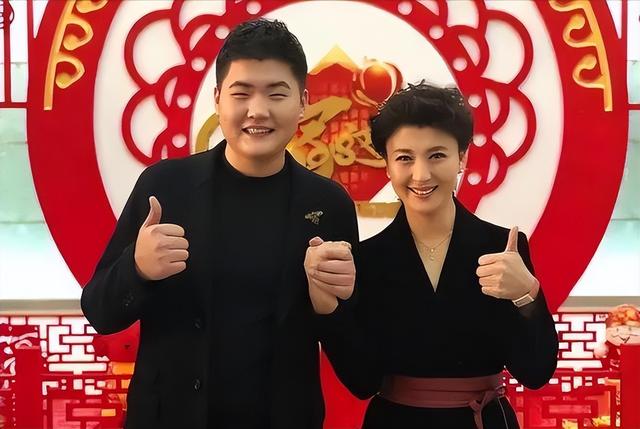 闫学晶现任丈夫照片马东明,闫学晶孙子满月,儿媳妇穿露腰装拍全家福