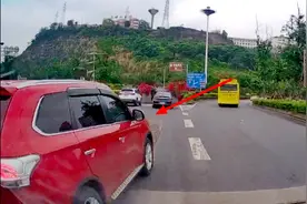 网友举报小车随意变道太危险，交巡警核实后作出处罚图片