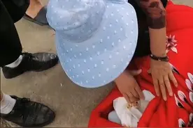 河南一老人将男婴放在路边后离开，发现时孩子浑身乌紫，警方：已接到警情图片