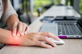 手指总是莫名疼痛？医生：或是这5种疾病找上门了，需对症治疗！图片