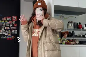 冬天流行一种穿法，叫“叠穿卫衣”，看起来有风度，穿着还有温度图片