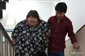 80斤校花被丈夫喂到330斤，睡塌两张床，丈夫：不想她被别人抢走图片