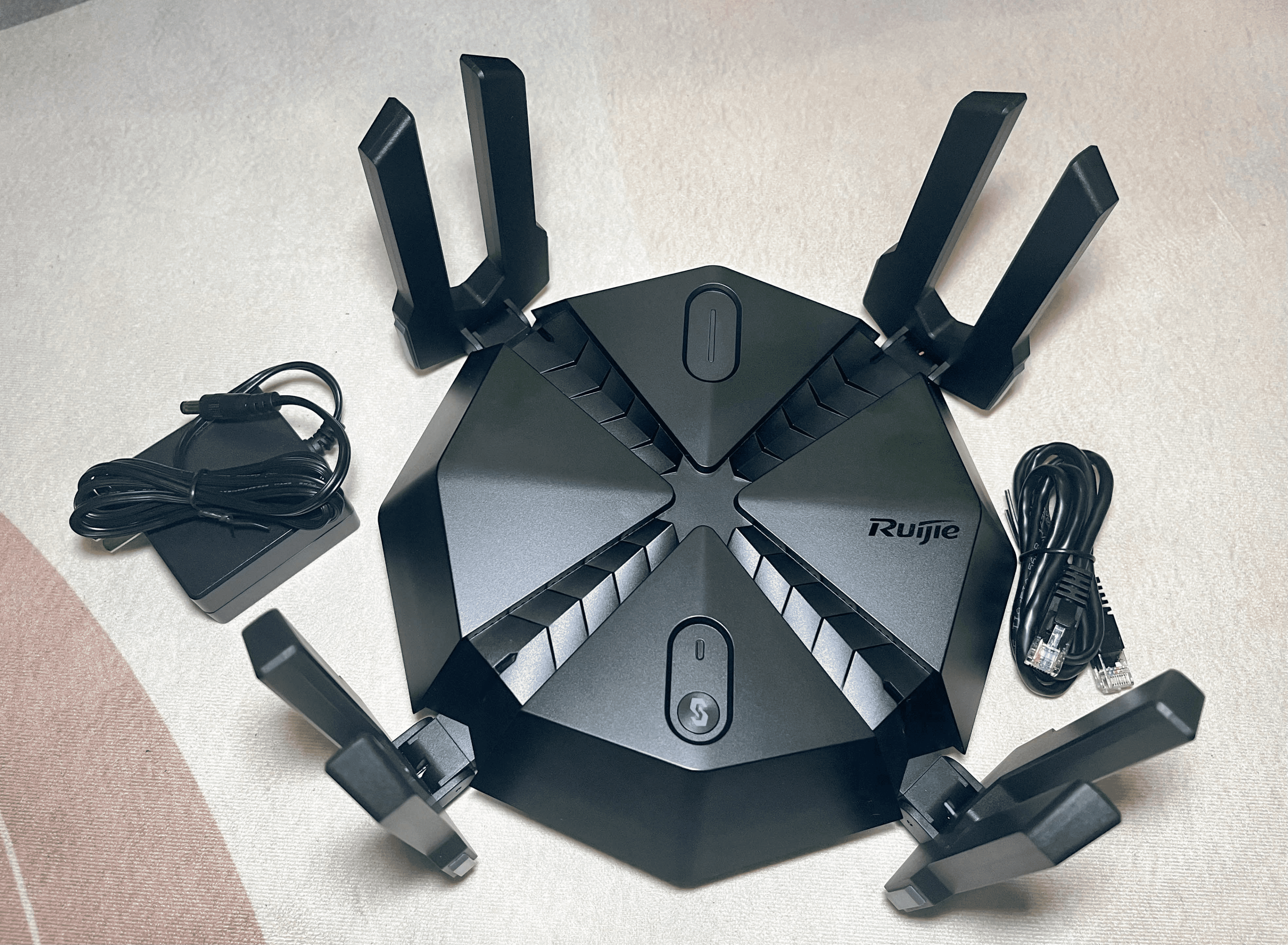 超强信号覆盖，三重游戏保障，锐捷天蝎电竞路由器畅享网络快感！