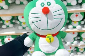 哆啦A梦来了！所有人都在抢优衣库绿胖子！果然，绿绿的更可爱图片