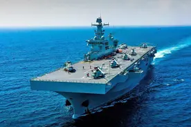 人称小航母！排水量4万吨20层楼高，我国这艘两栖战舰到底有多强图片