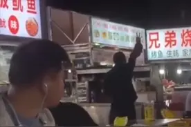 摊主彩票中奖3千万，开心得手舞足蹈现场砸摊，中奖彩票为多人合买图片