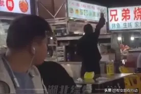 摊主彩票中奖3千万，开心得手舞足蹈现场砸摊，中奖彩票为多人合买图片