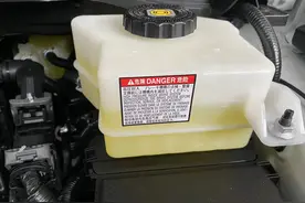 你知道为什么要定期更换制动液吗？图片