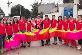 11个姐姐凑32万为弟弟包圆婚事，被赞姐弟和睦，真相却现实又心酸图片