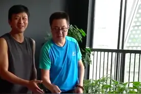 63岁施之皓与小23岁的妻子罕见同框，一起指导邓超模仿蔡振华图片