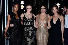 39岁米兰达·可儿穿镂空裙闪耀派对，酒窝迷人，比其他天使都富态图片