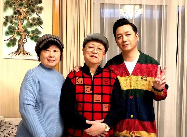 潘粤明与董洁离婚8年：他摆脱抑郁收获真爱，她带儿子苦度光阴