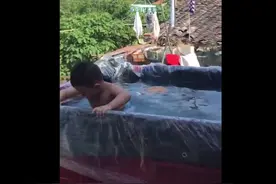 妈妈用车厢为2岁儿子打造泳池：虽然简陋但孩子很开心图片